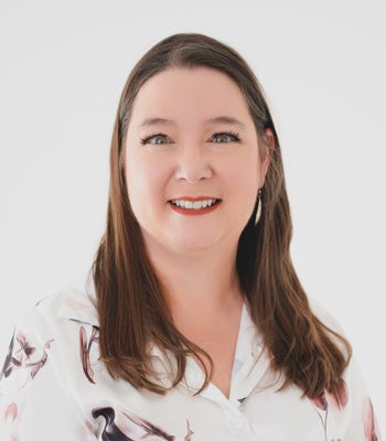 Portrait of Alicia Vigil, Associate Broker / Realtor®.